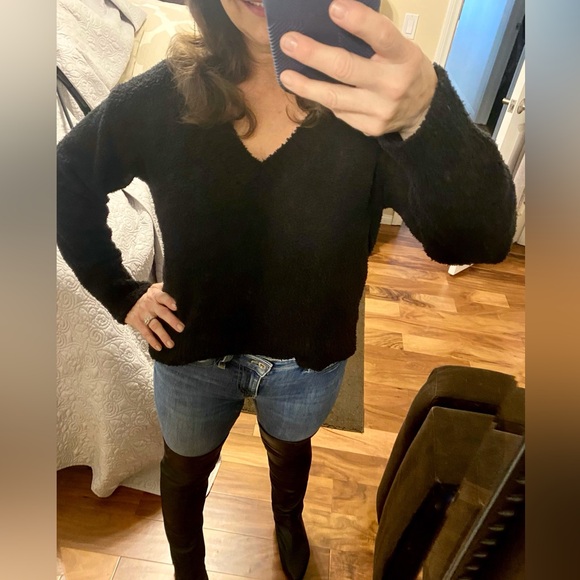 Sanctuary Black Long Sleeve Plush V-neck Sweater size Small - Picture 11 of 11